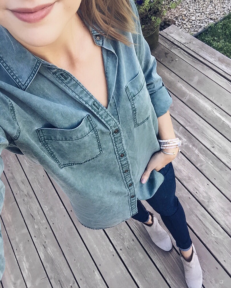 express soft twill boyfriend shirt outfit, chambray shirt outfit