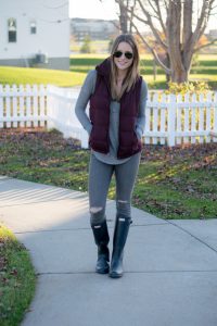 old navy textured frost free vest, wine puffer vest, maroon, burgundy, gray thermal henley top, black hunter boots outfit