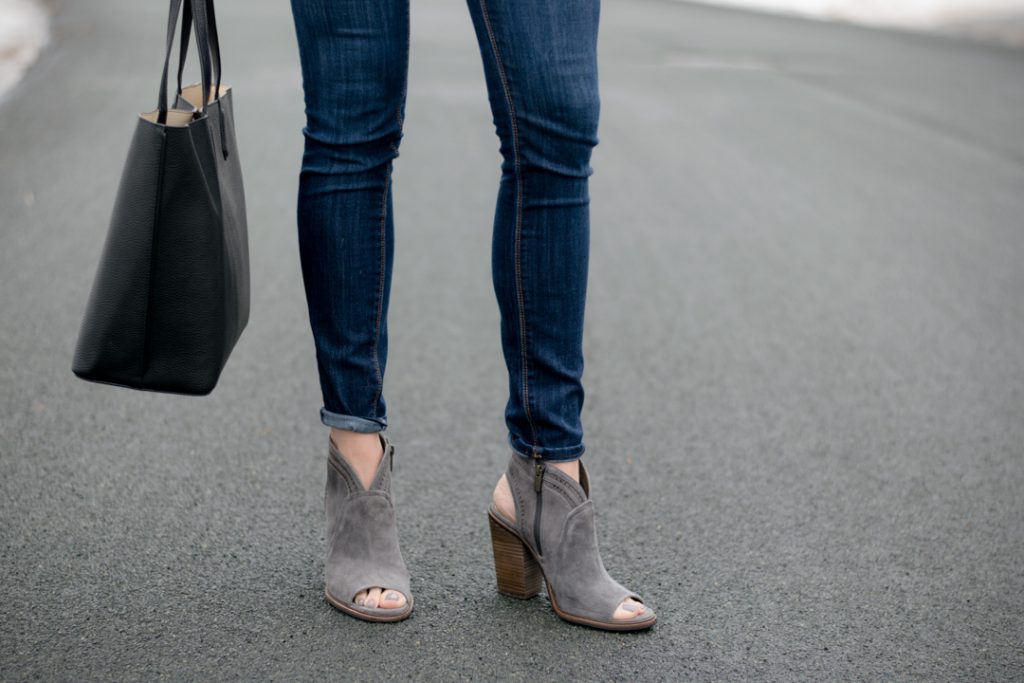 shein back twist sweater, express hi rise skinny jeans, tory burch perry tote black, vince camuto peep toe booties grey