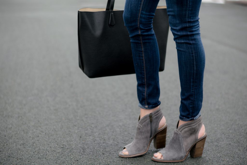 shein back twist sweater, express hi rise skinny jeans, tory burch perry tote black, vince camuto koral open toe booties