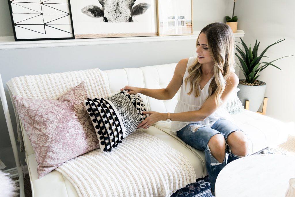 HOW TO STYLE YOUR THROW BLANKETS AND PILLOWS  Couch decor, Target home  decor, Target inspired home decor