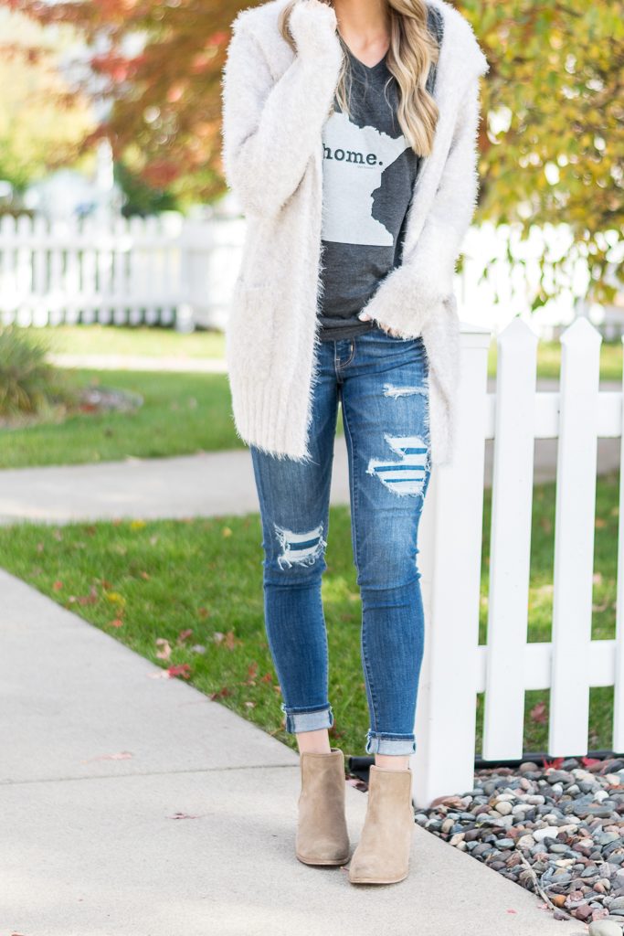 the home t, Minnesota tee, Minneapolis blogger, American eagle distressed jeans