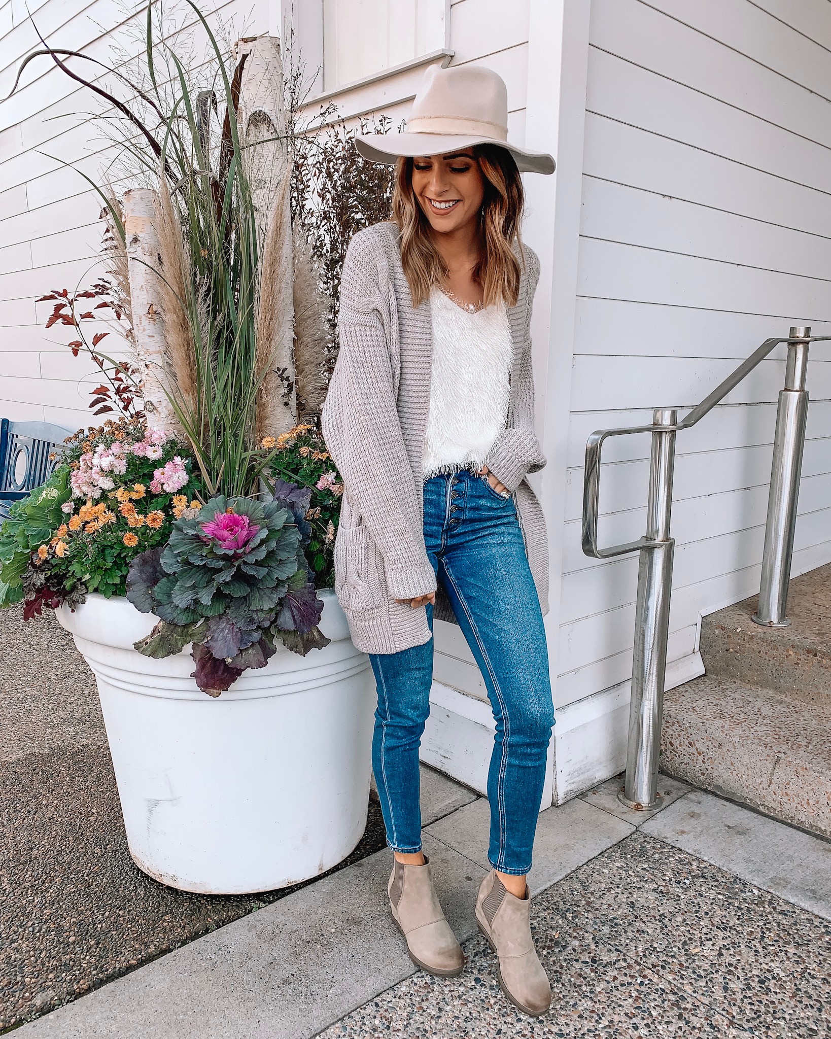 versatile fall/winter boots, Sorel Joan of arctic wedge II Chelsea boots ash brown, Minneapolis blogger, fall outfit, winter fashion, express fleece lined jeans