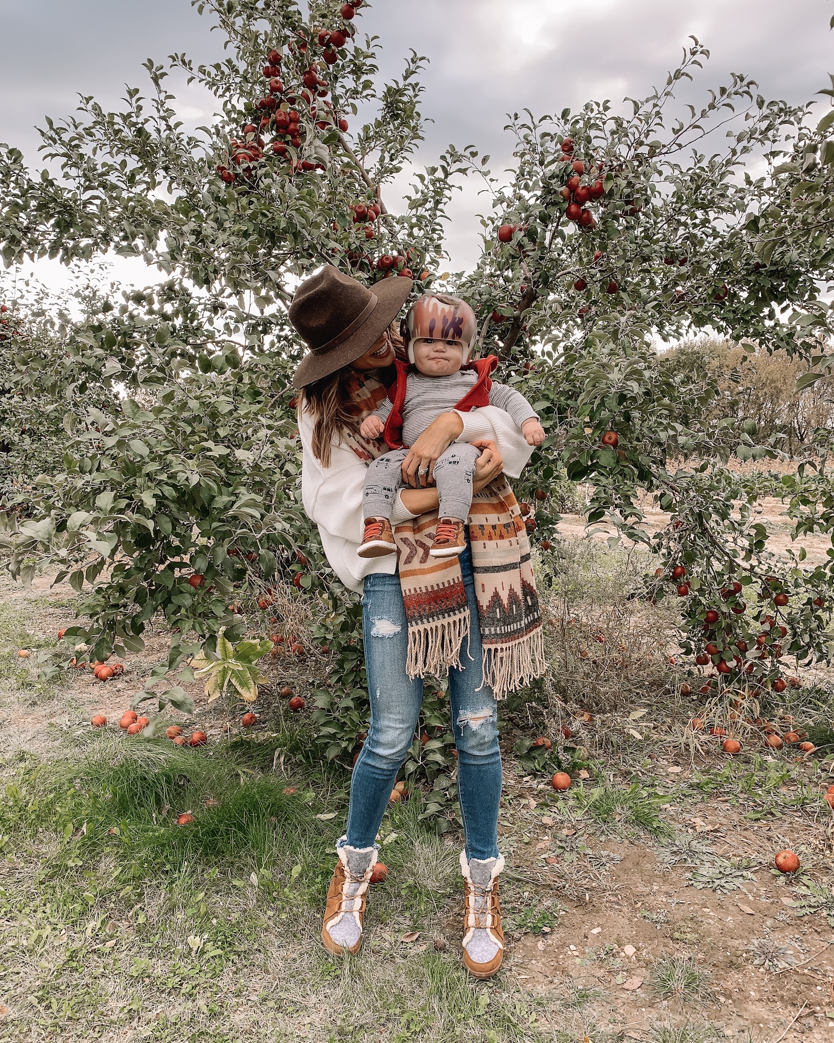 fall day style, backcountry, apple orchard outfit, pumpkin patch, family photos, Minneapolis blogger