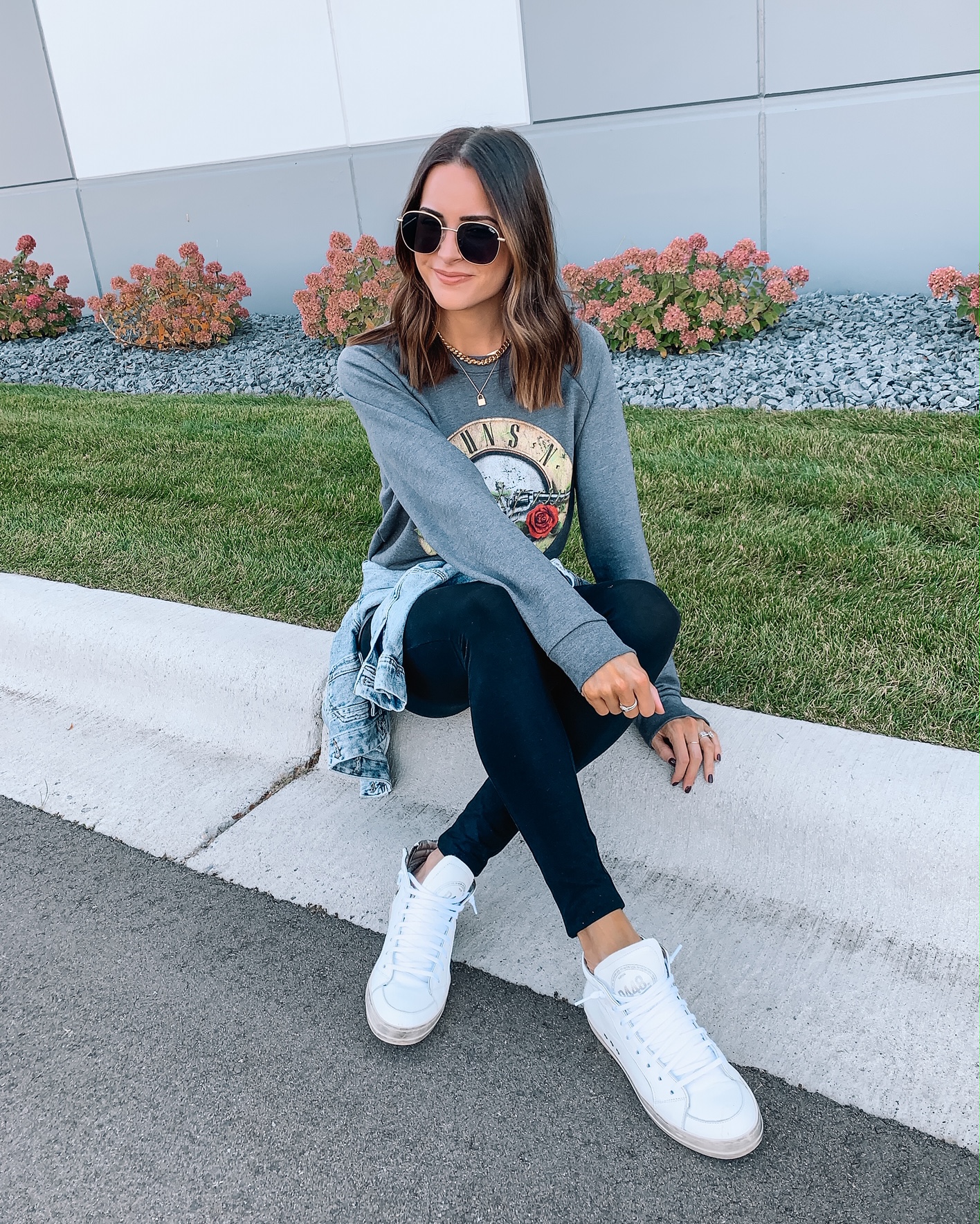 Grey Low Top Sneakers with Tights Outfits (2 ideas & outfits